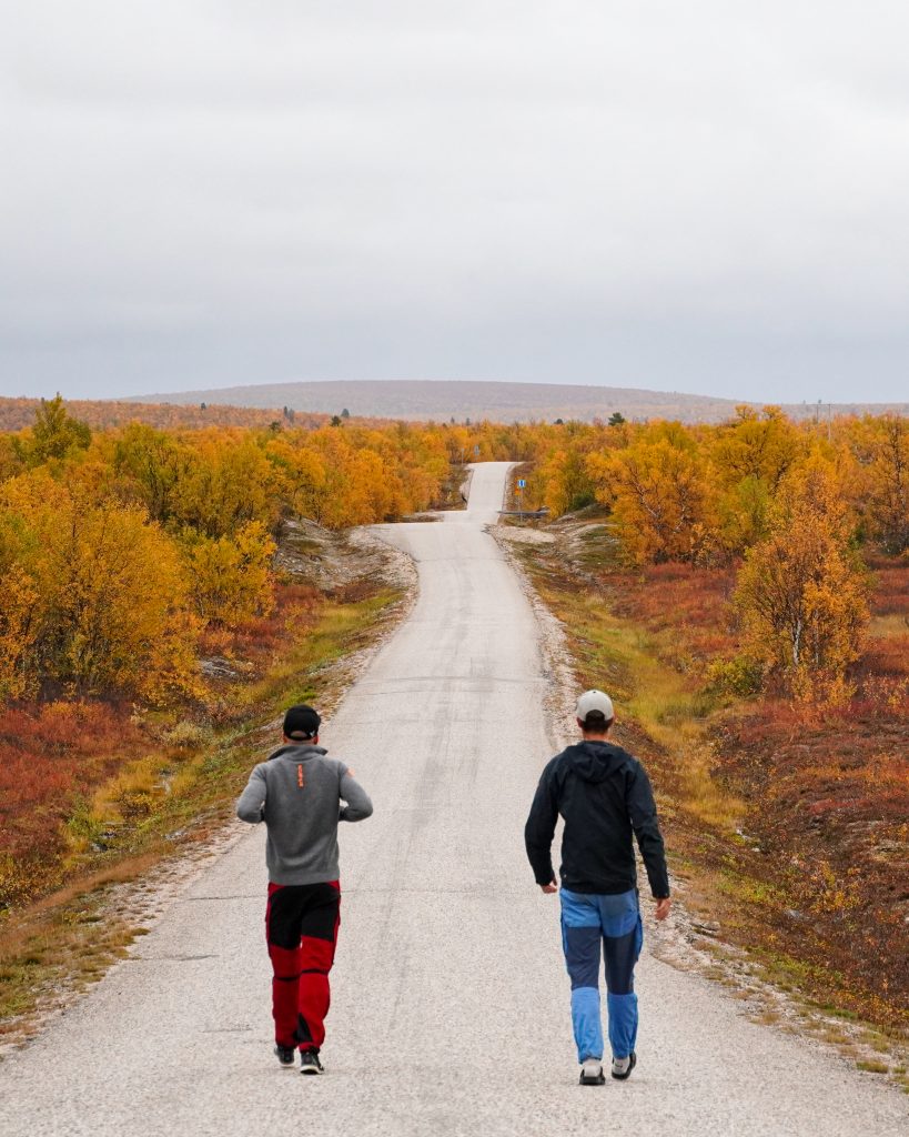 Ylläkseltä ajaa hetkessä Lapin laajoille erämaa-alueille, jossa ruska on henkeäsalpaava